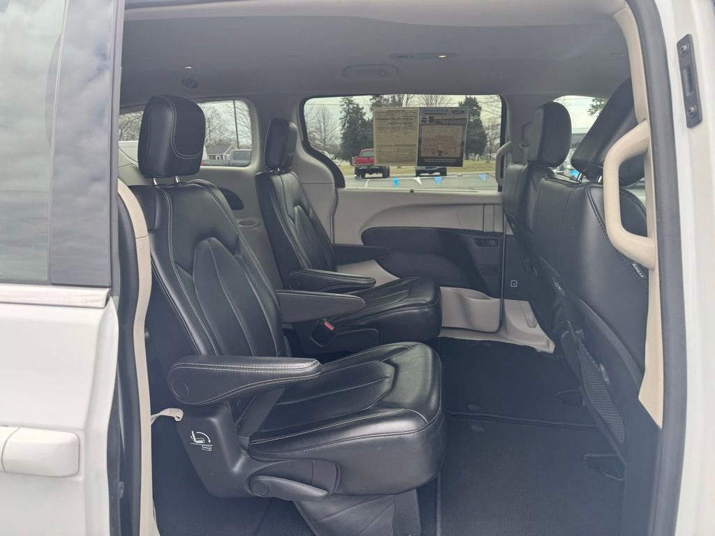 Used 2023 Chrysler Pacifica Touring-L image 19