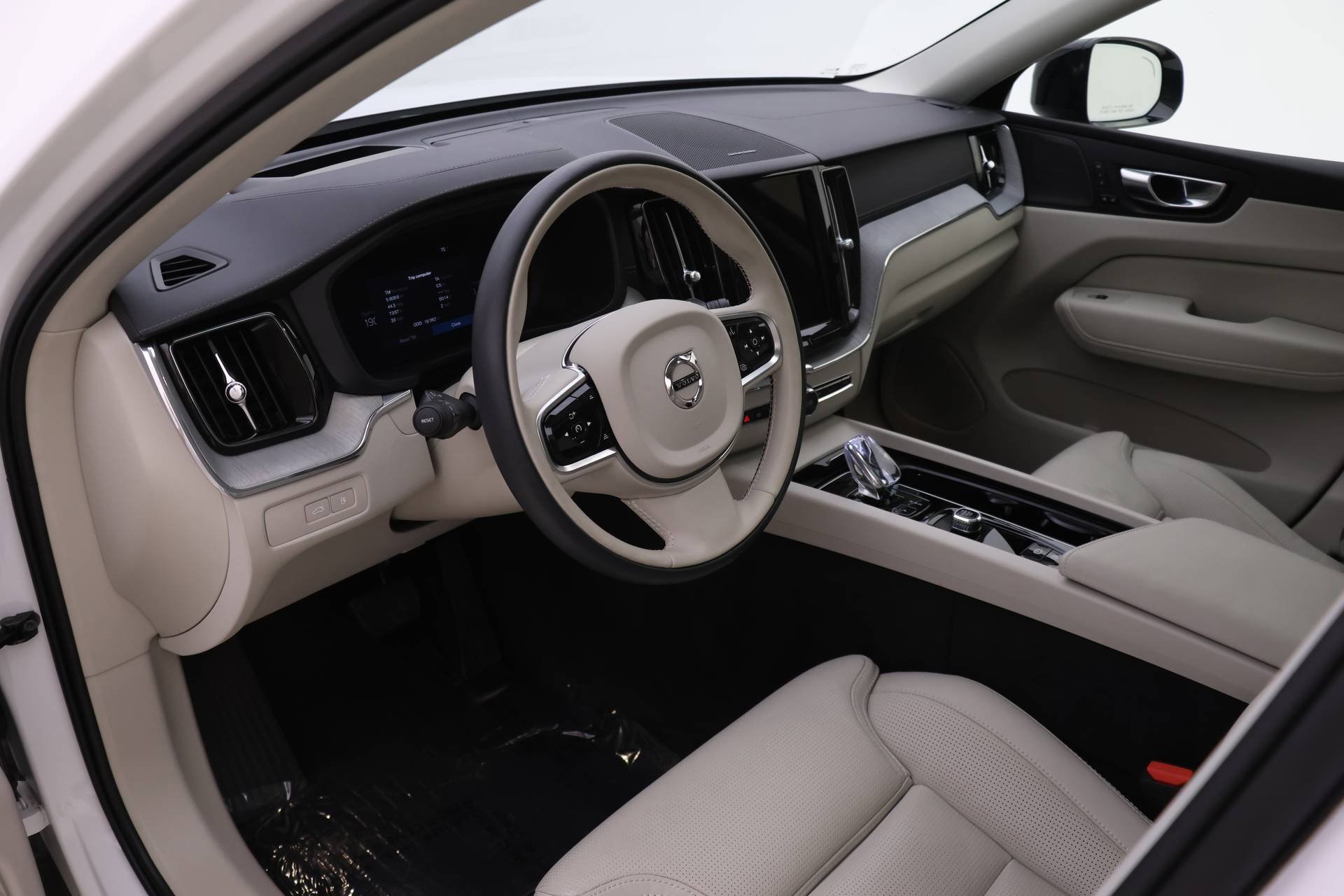 Certified 2025 Volvo XC60 T8 Ultra w/ Protection Package Premier image 9