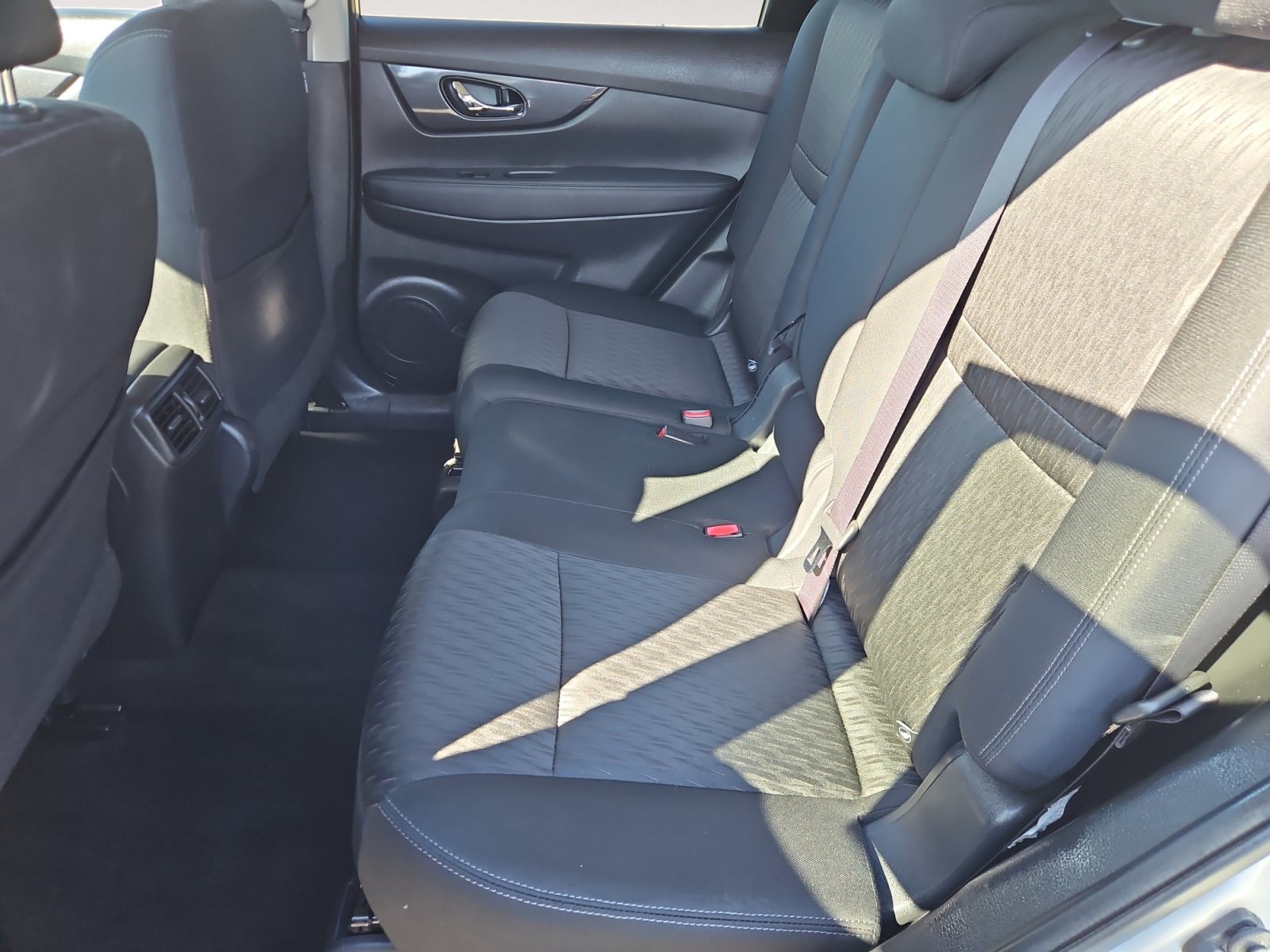 Used 2017 Nissan Rogue SV FWD image 13