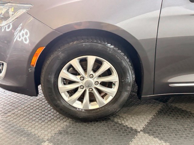 Used 2018 Chrysler Pacifica Touring-L Plus w/ Advanced Safetytec Group FWD image 13