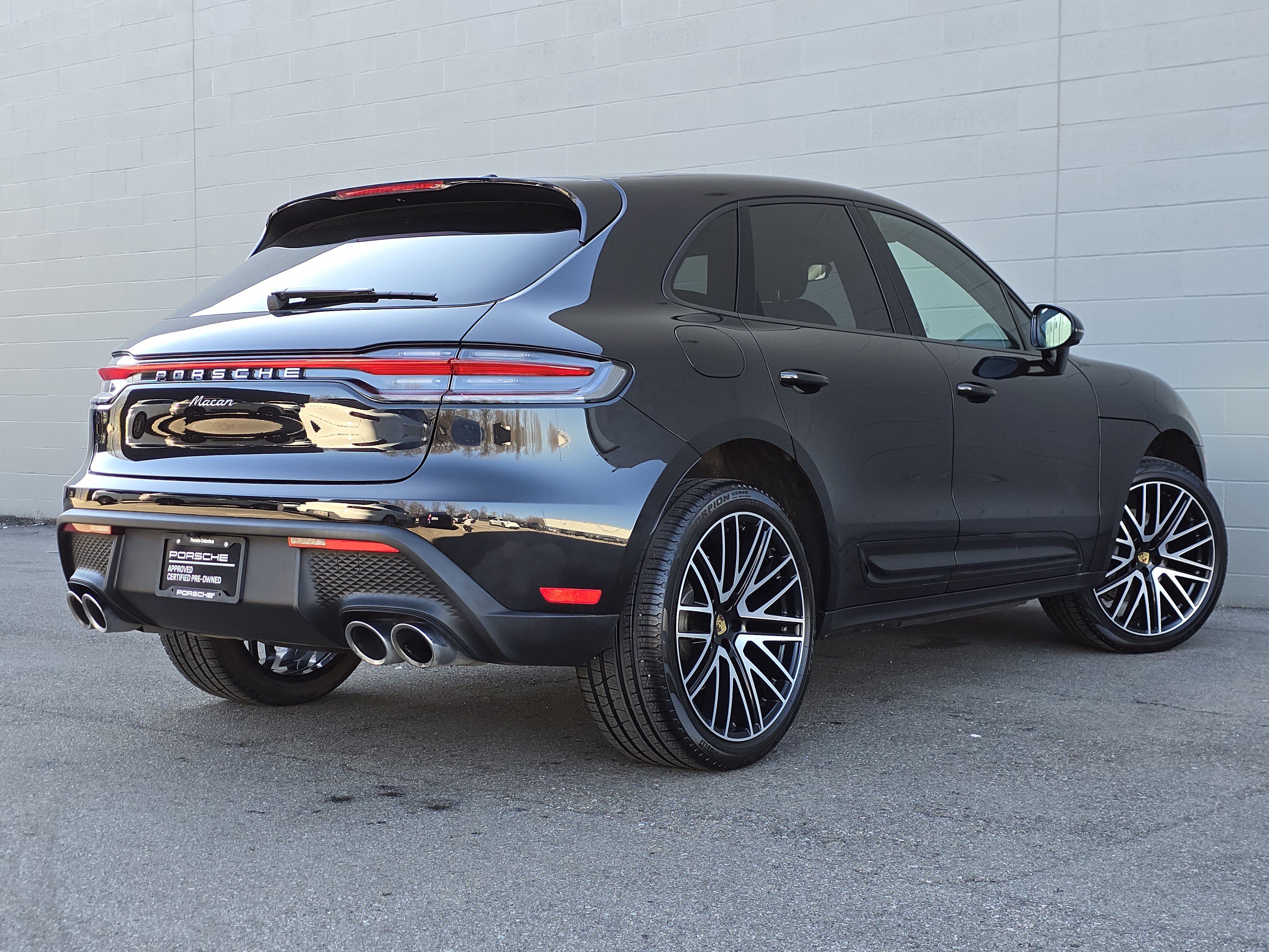 Certified 2025 Porsche Macan AWD/4WD image 9