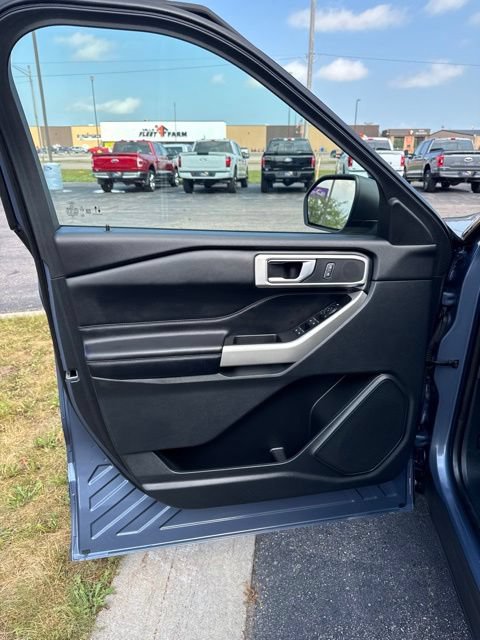 Used 2021 Ford Explorer XLT w/ Equipment Group 202A AWD/4WD image 17