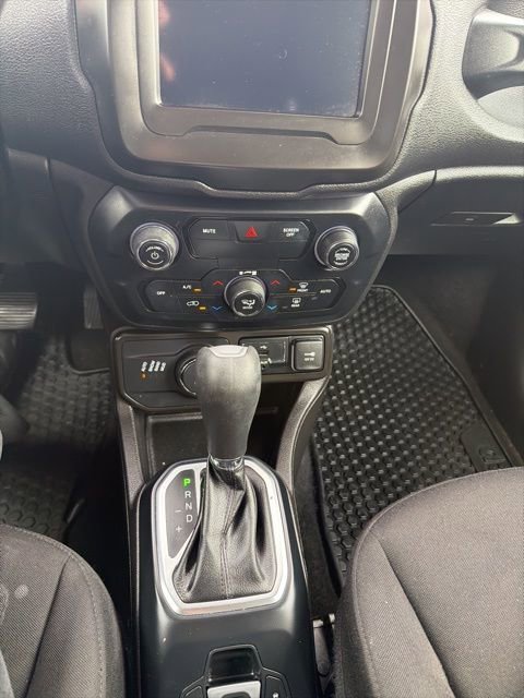 Used 2020 Jeep Renegade Latitude w/ Cold Weather Group image 14