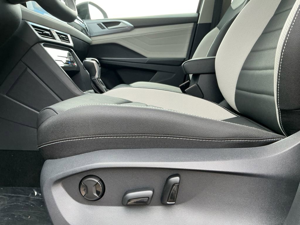 New 2025 Volkswagen Taos SEL image 22