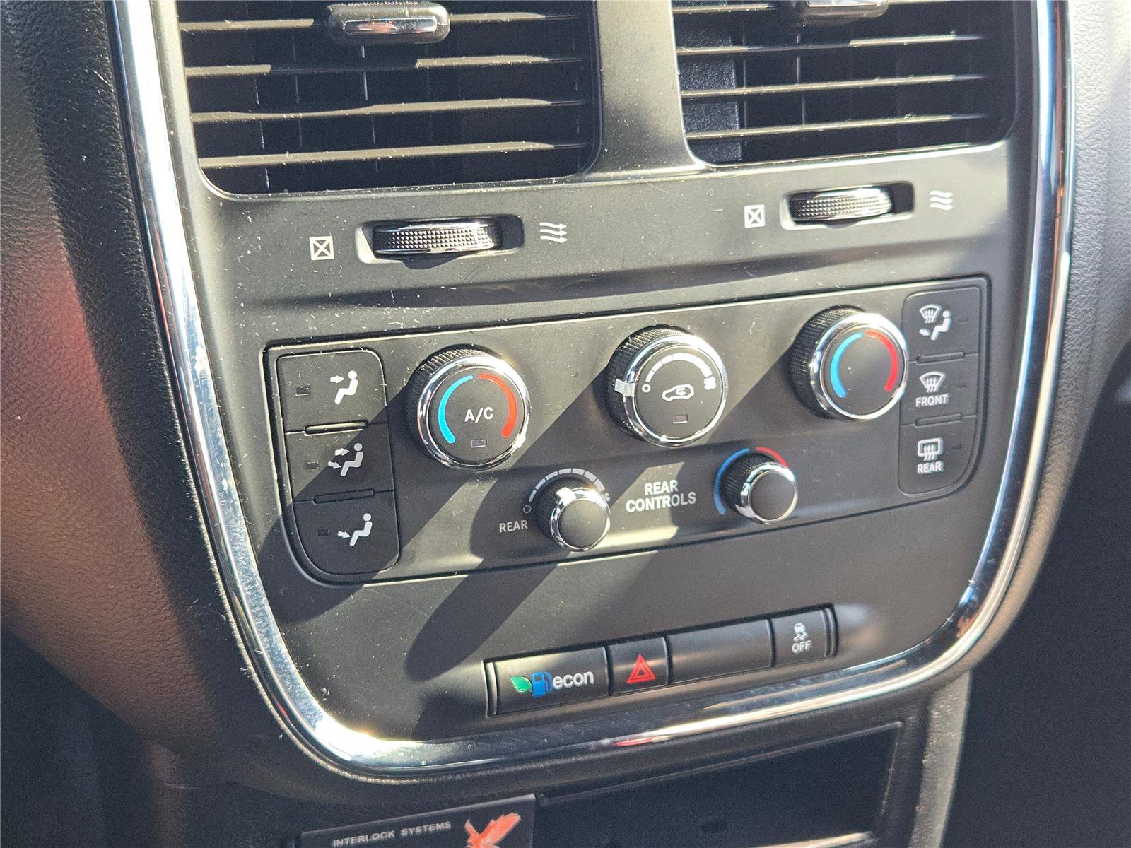 Used 2016 Dodge Grand Caravan SE image 21