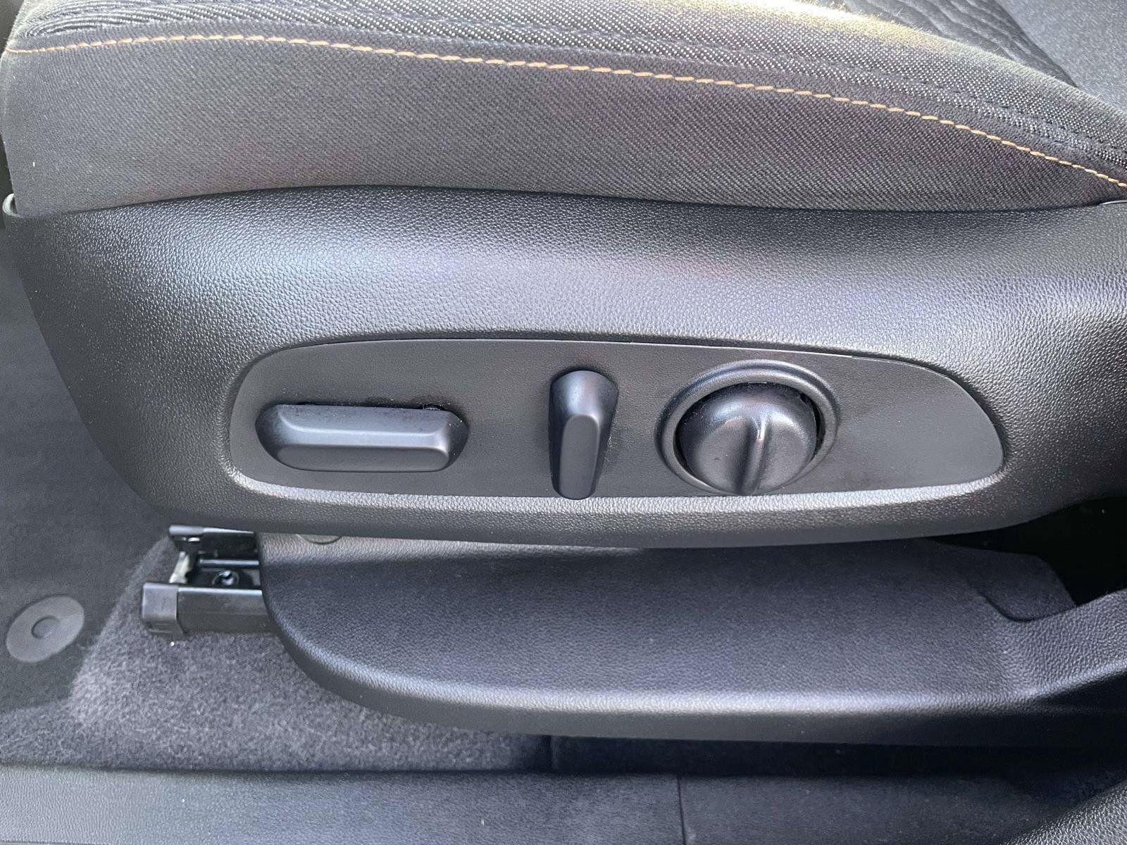 Used 2019 Chevrolet Equinox LT FWD image 16