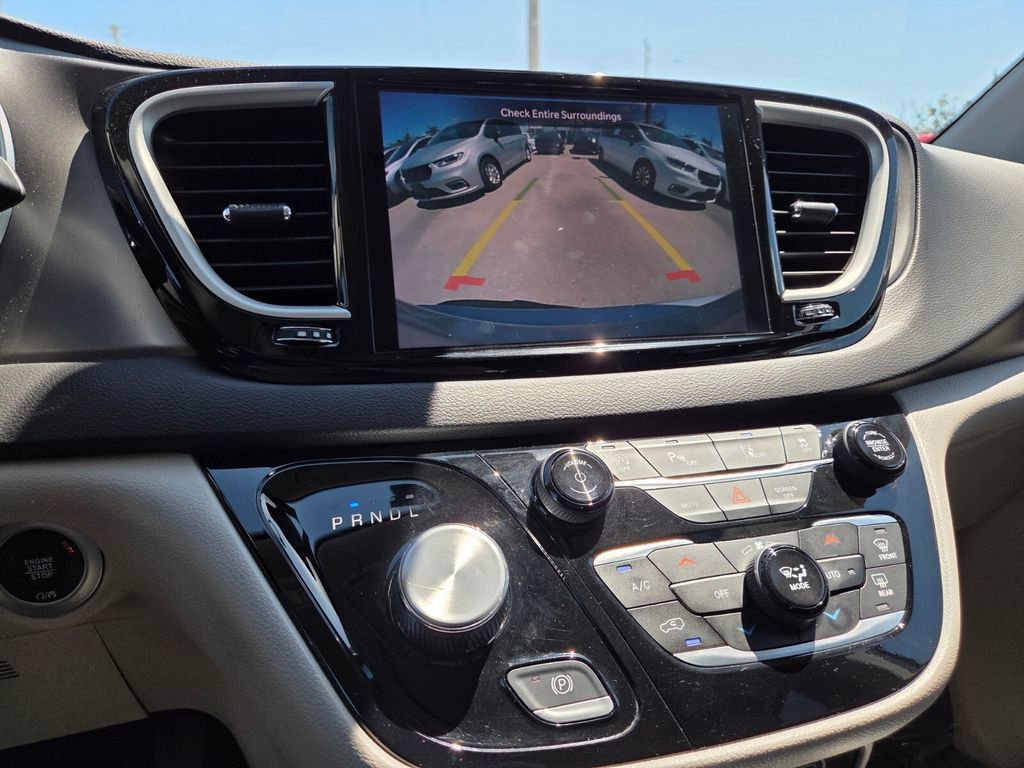 Used 2024 Chrysler Pacifica Touring-L image 32