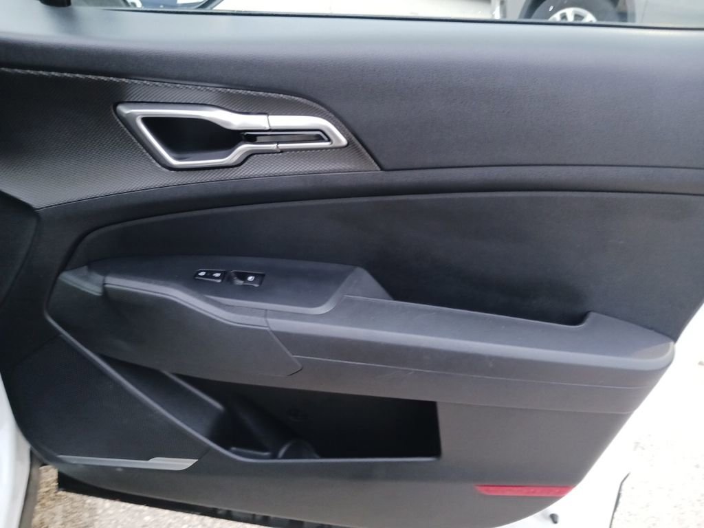 Used 2023 Kia Sportage LX image 15