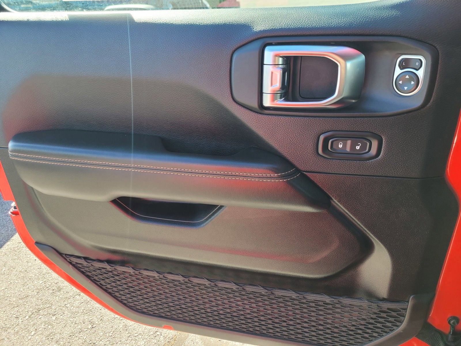 Used 2025 Jeep Wrangler Sahara 4xe image 29