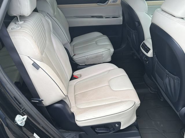 Used 2023 Hyundai Palisade Limited w/ Winter Package FWD image 15