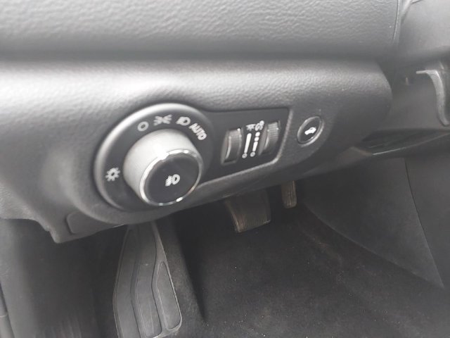 Used 2015 Chrysler 200 Limited w/ Comfort Group FWD image 18