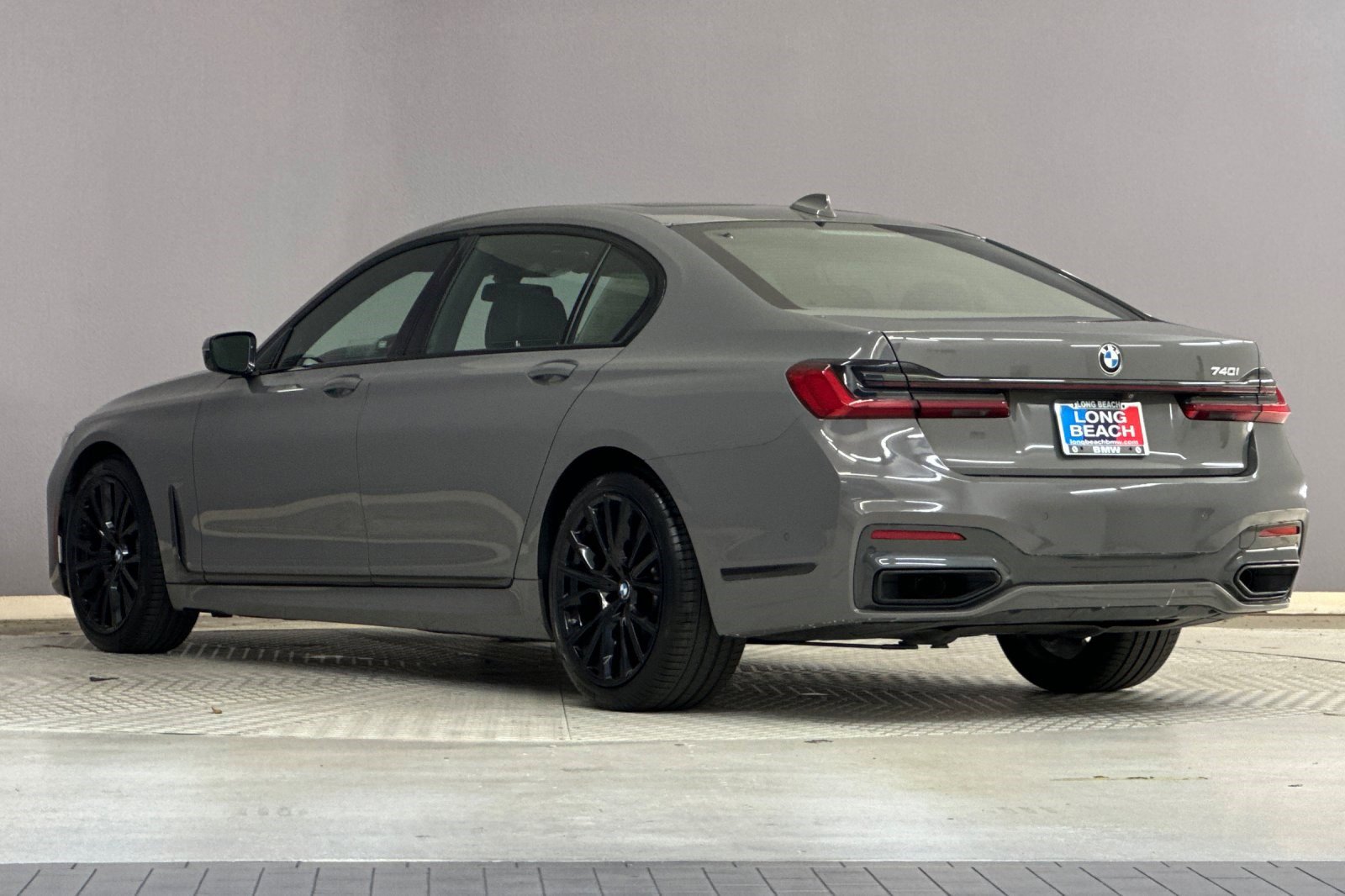 Used 2022 BMW 740i w/ M Sport Package RWD image 3