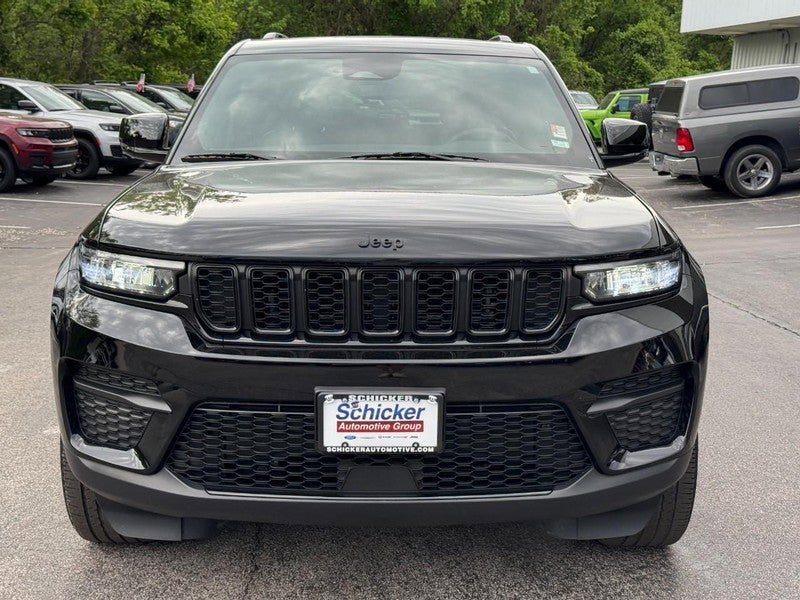 Used 2023 Jeep Grand Cherokee Altitude AWD/4WD image 10