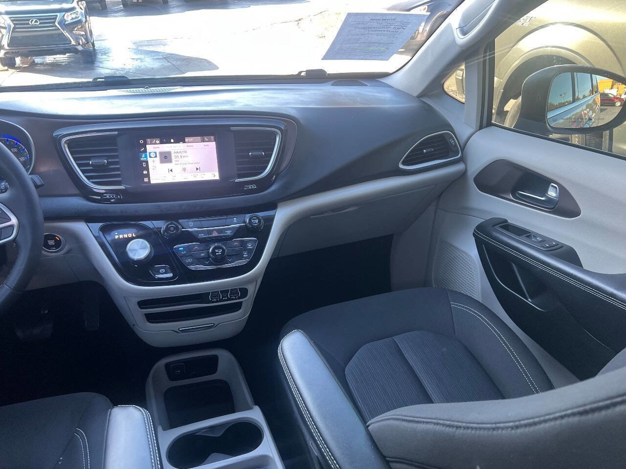 Used 2022 Chrysler Voyager LX image 10