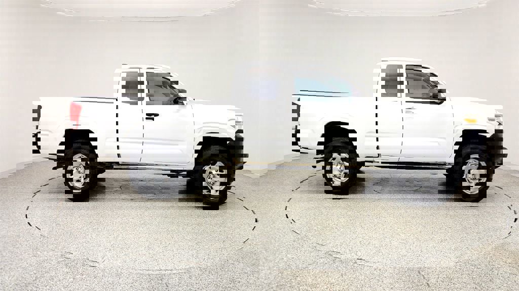 Used 2017 Toyota Tacoma SR image 4