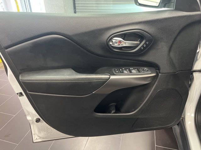 Used 2019 Jeep Cherokee Limited image 9