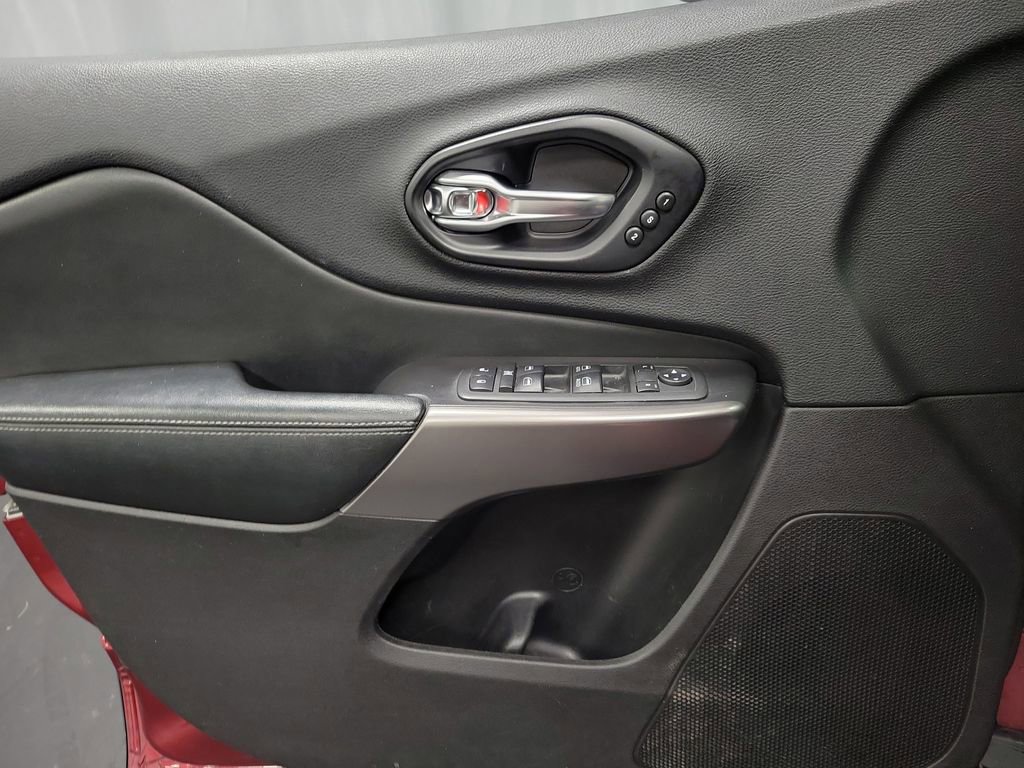 Used 2020 Jeep Cherokee Limited image 23