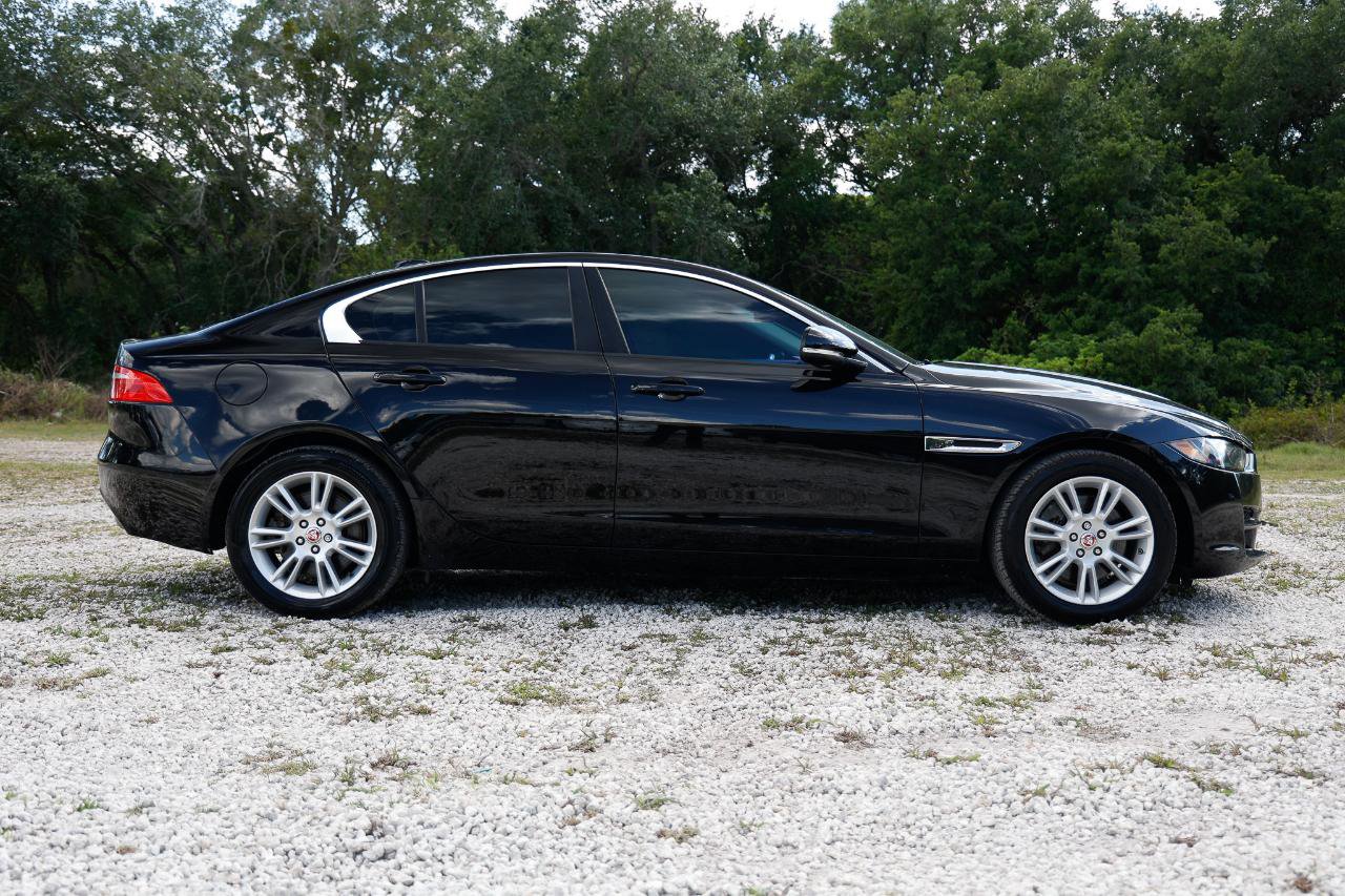 Used 2018 Jaguar XE Premium RWD image 13