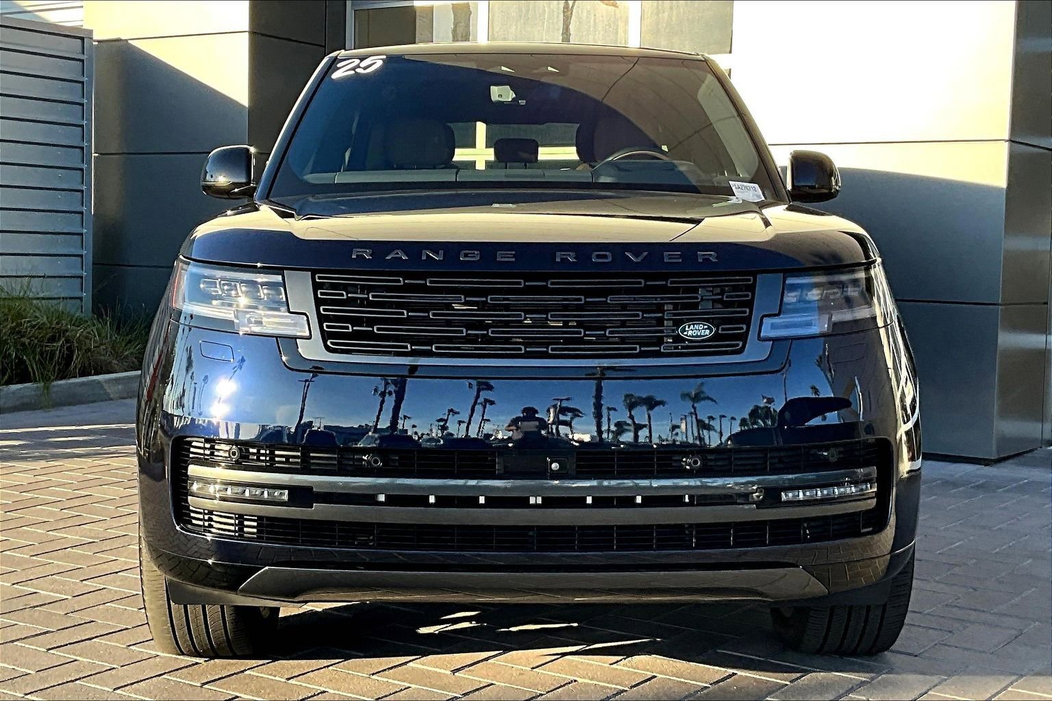 Certified 2025 Land Rover Range Rover SE AWD/4WD image 2