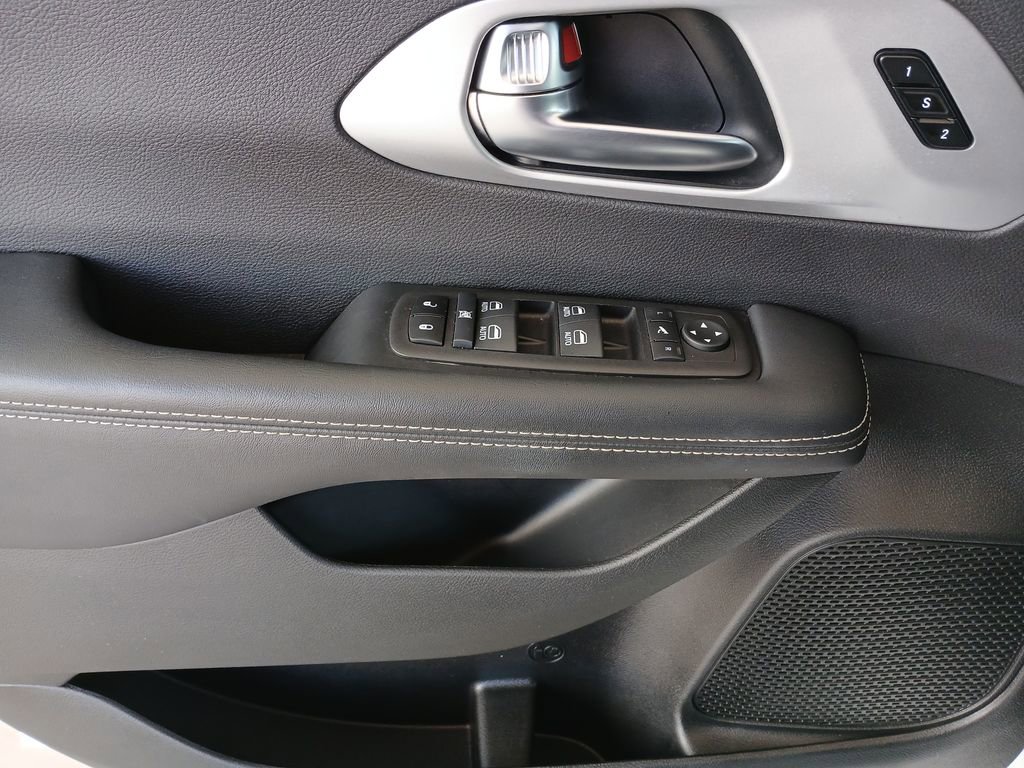 Used 2025 Chrysler Pacifica Limited image 24