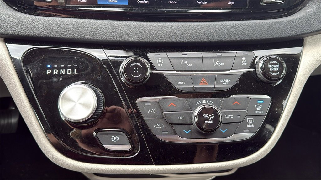 Used 2023 Chrysler Pacifica Touring-L image 7