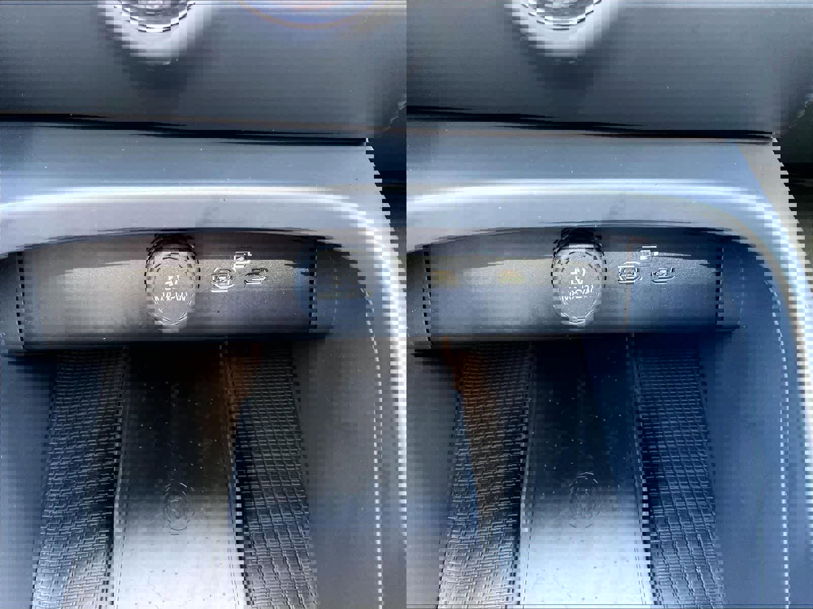 Used 2025 Volvo XC40 B5 Plus image 36