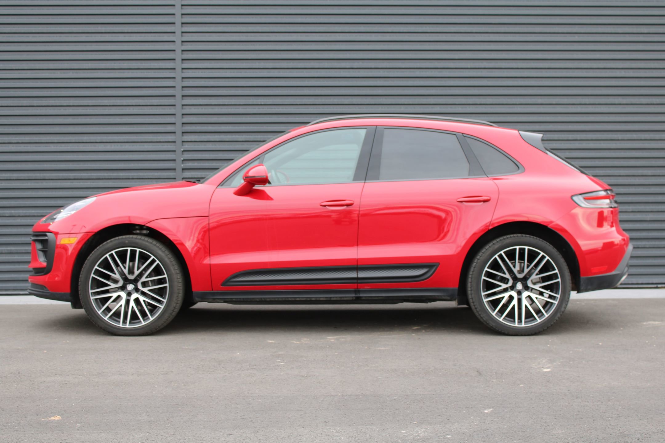 Used 2025 Porsche Macan image 2