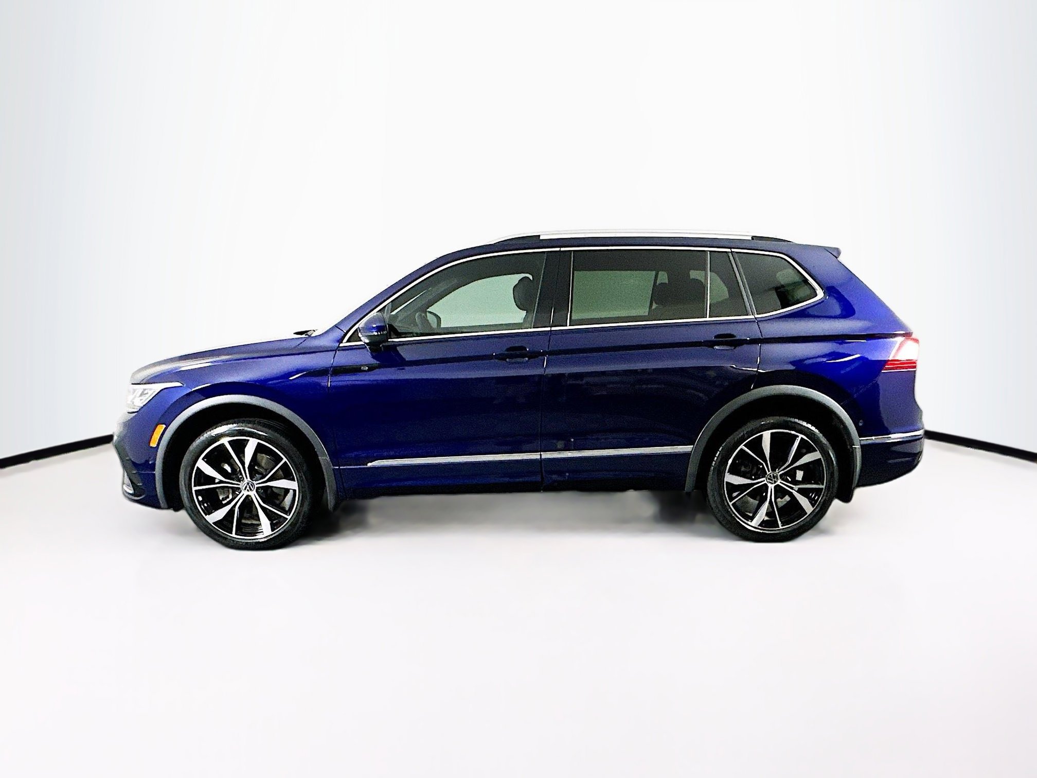 Used 2022 Volkswagen Tiguan SEL R-Line image 4
