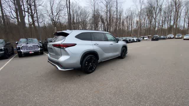 Used 2025 Toyota Highlander XSE AWD/4WD image 2