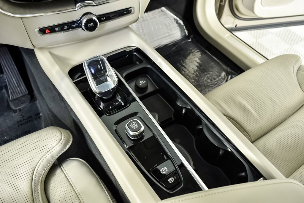 Certified 2023 Volvo XC60 B5 Ultimate w/ Protection Package Premier image 19