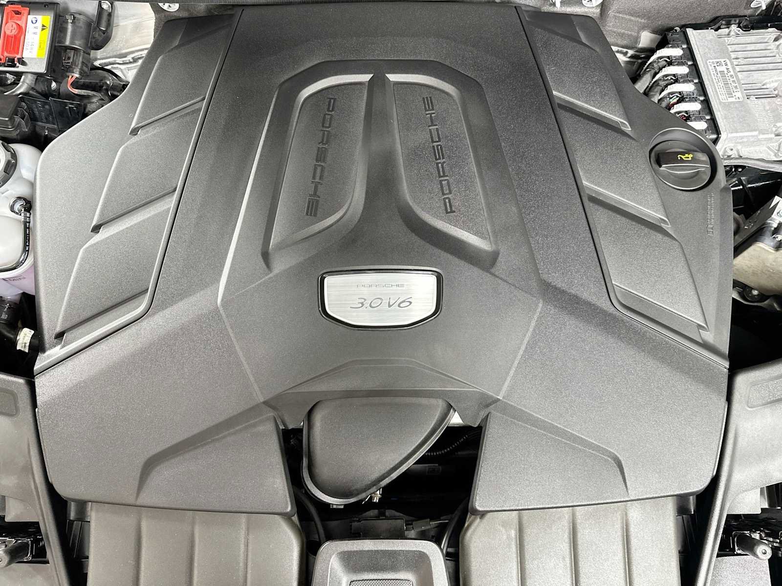 Certified 2022 Porsche Cayenne Platinum Edition image 31