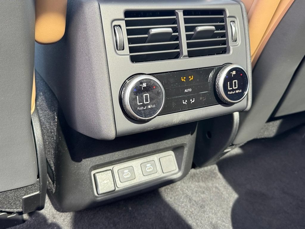 New 2026 Land Rover Discovery Limited Edition AWD/4WD image 10