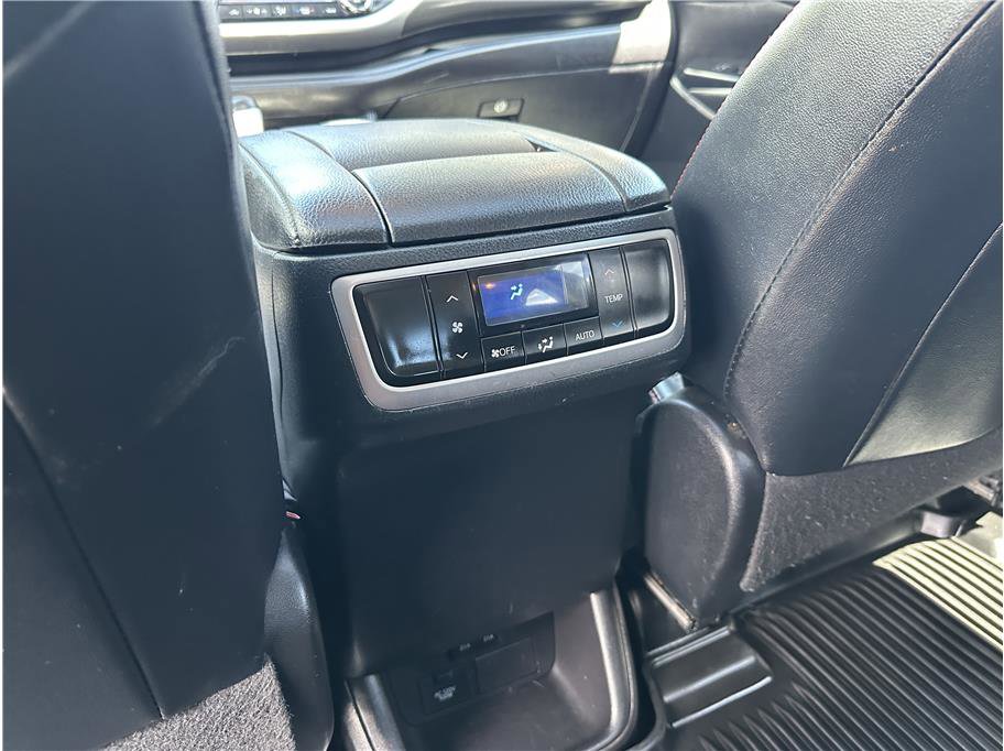 Used 2019 Toyota Highlander SE w/ Nightshade Edition AWD/4WD image 17