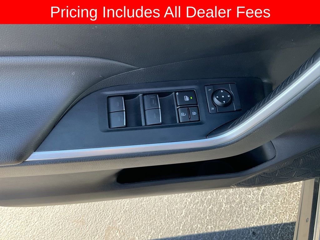 Used 2024 Toyota RAV4 XLE AWD/4WD image 4