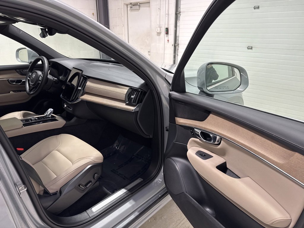 Used 2025 Volvo XC90 B6 Plus image 34