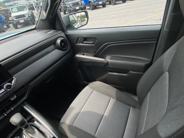 Used 2025 Chevrolet Colorado W/T w/ Advanced Trailering Package AWD/4WD image 26