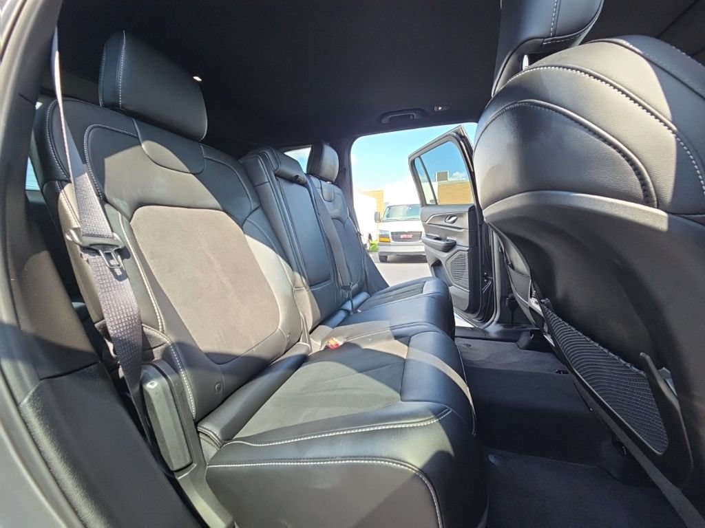 Used 2025 Jeep Grand Cherokee Altitude AWD/4WD image 22