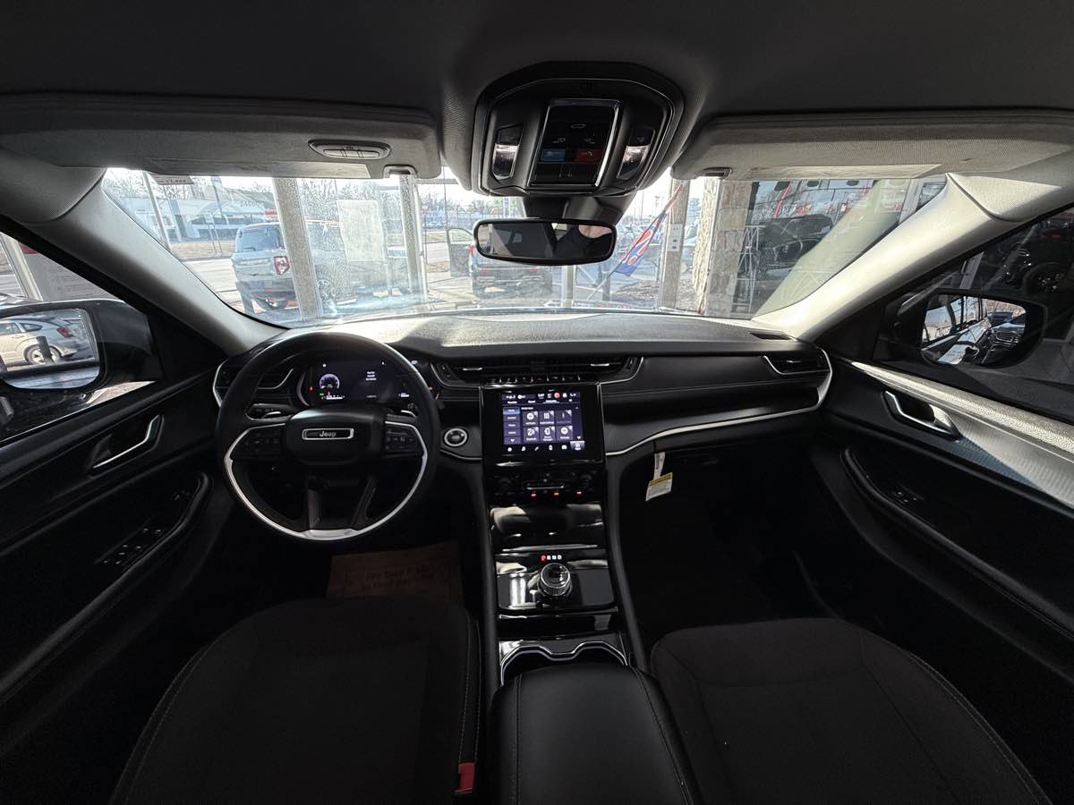 Used 2023 Jeep Grand Cherokee Laredo w/ Luxury Tech Group I image 39