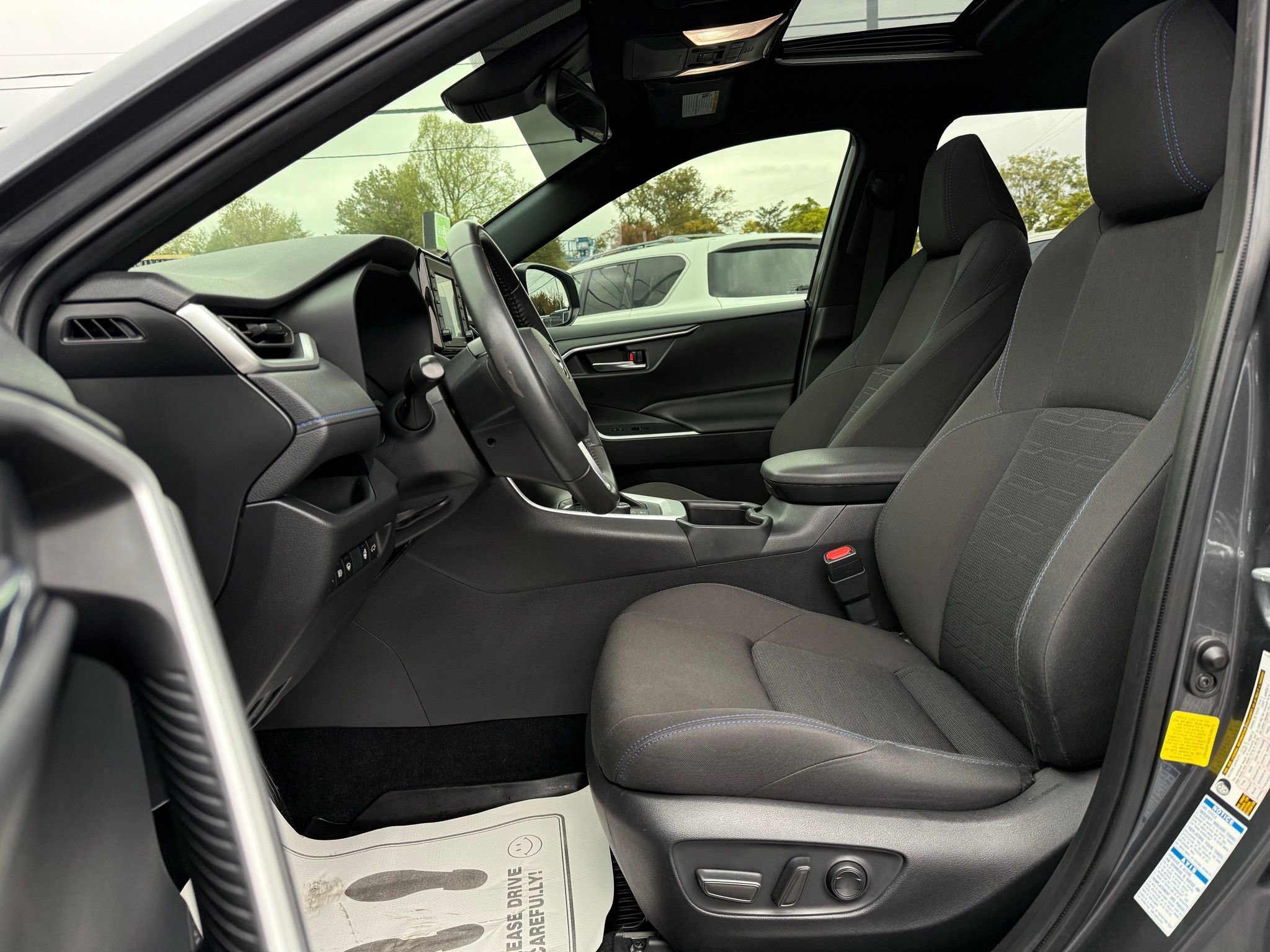 Used 2022 Toyota RAV4 SE image 33