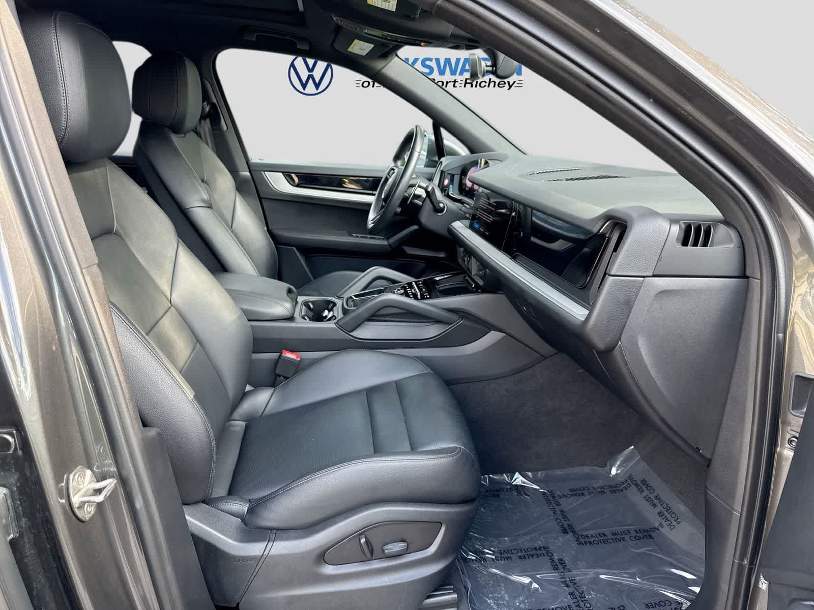 Used 2025 Porsche Cayenne AWD/4WD image 28