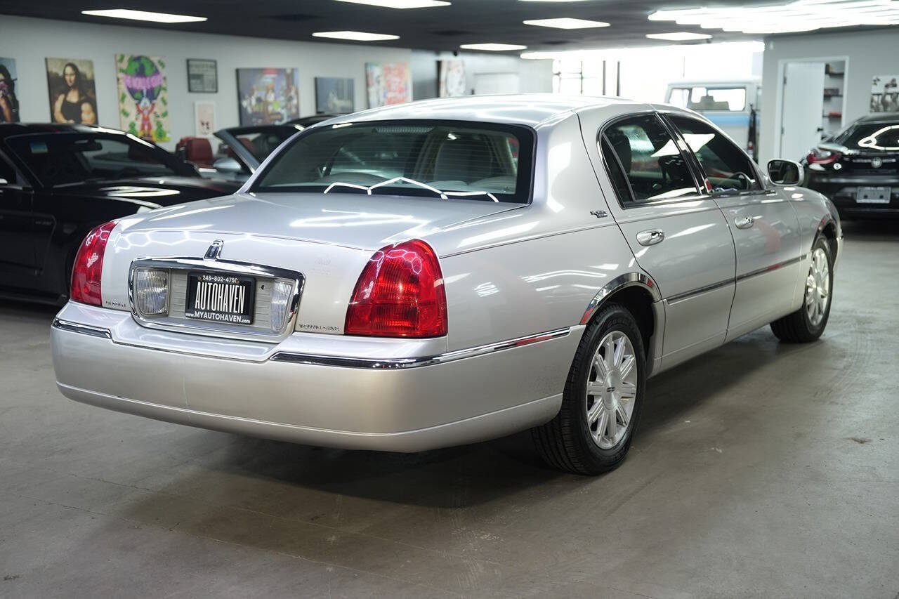 Used 2011 Lincoln Town Car Signature Limited RWD image 4