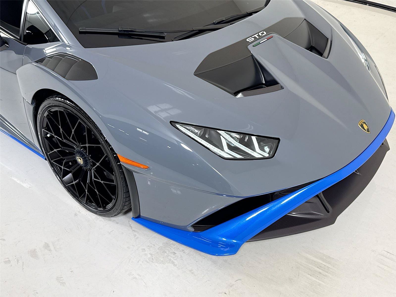 Used 2023 Lamborghini Huracan STO RWD image 40