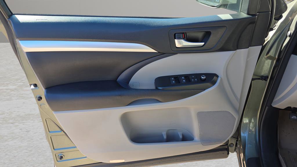 Used 2017 Toyota Highlander XLE w/ Carpet Mat Package AWD/4WD image 10