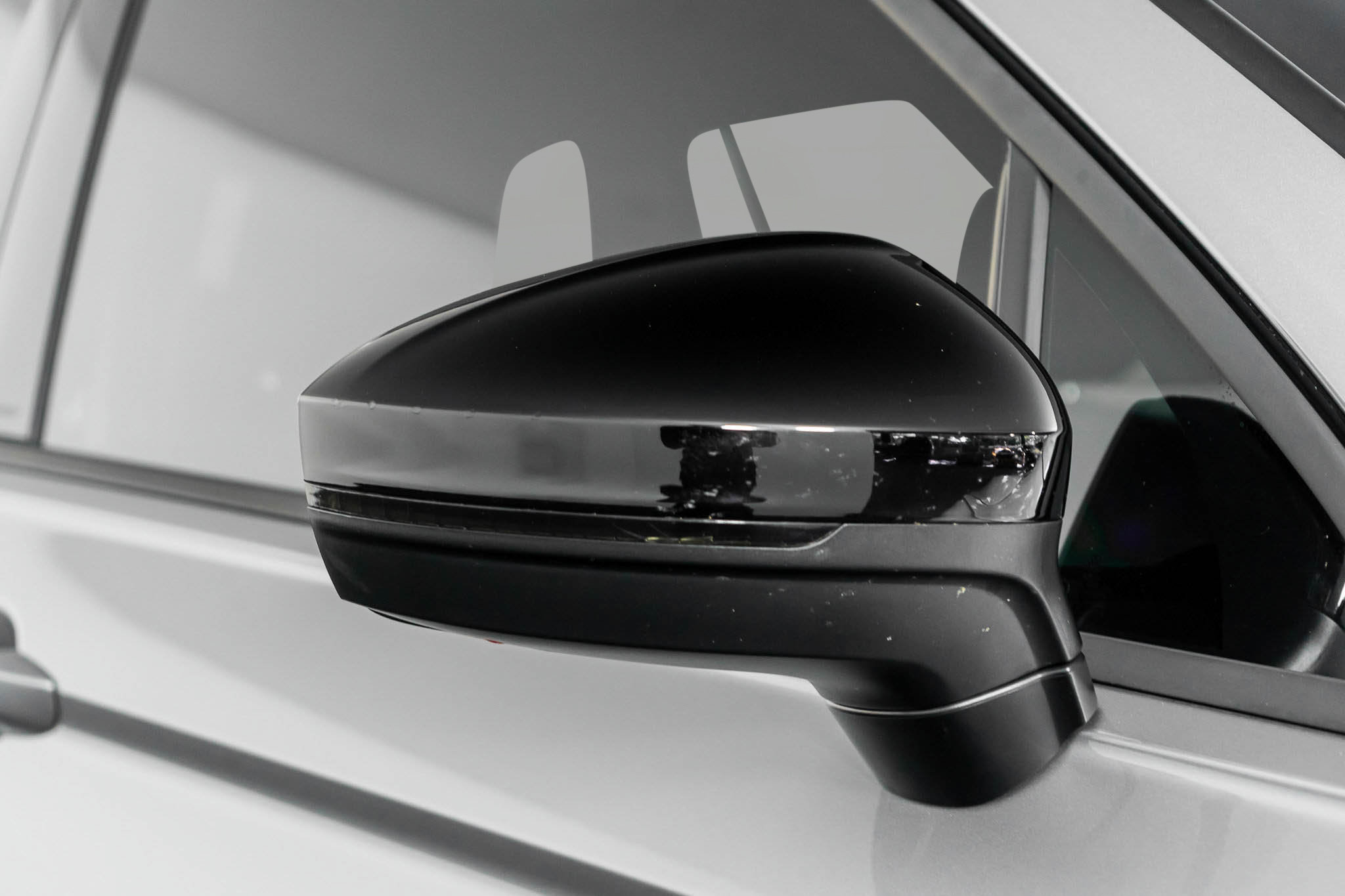 Used 2022 Volkswagen Tiguan SE R-Line image 32