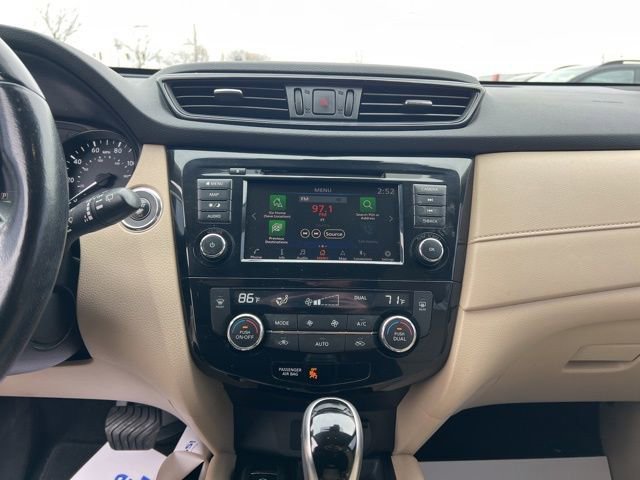 Used 2020 Nissan Rogue SV w/ Sun & Sound Touring Package image 16