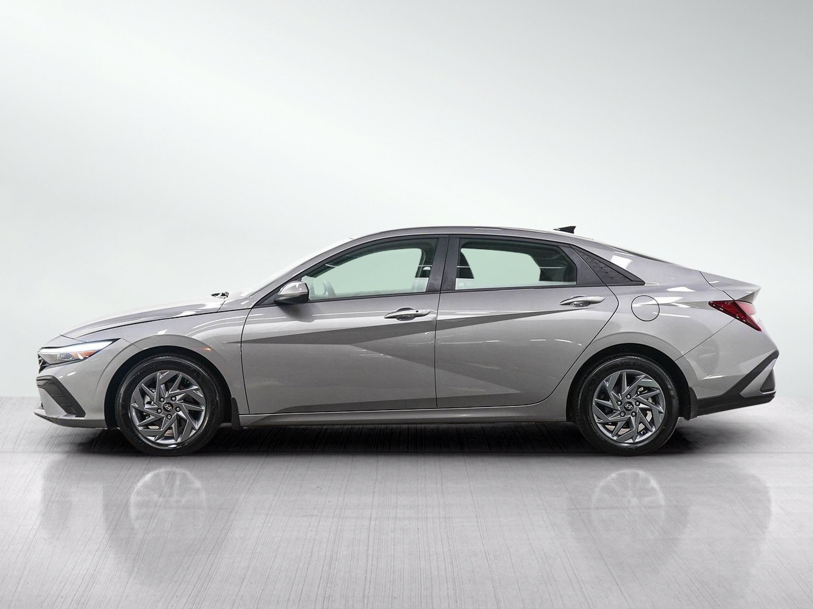 Used 2024 Hyundai Elantra SEL FWD image 2