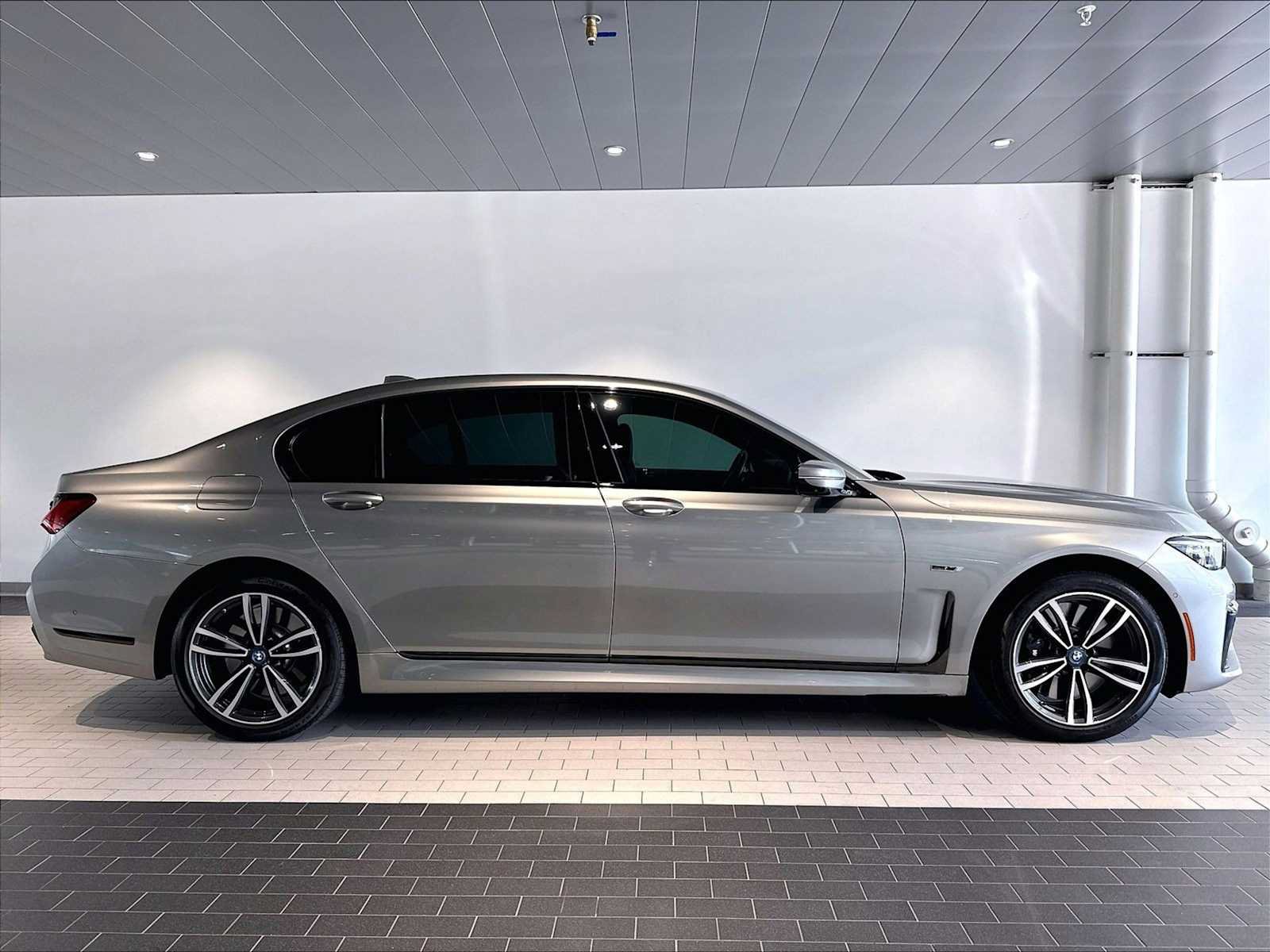 Used 2022 BMW 745e xDrive w/ M Sport Package AWD/4WD image 11