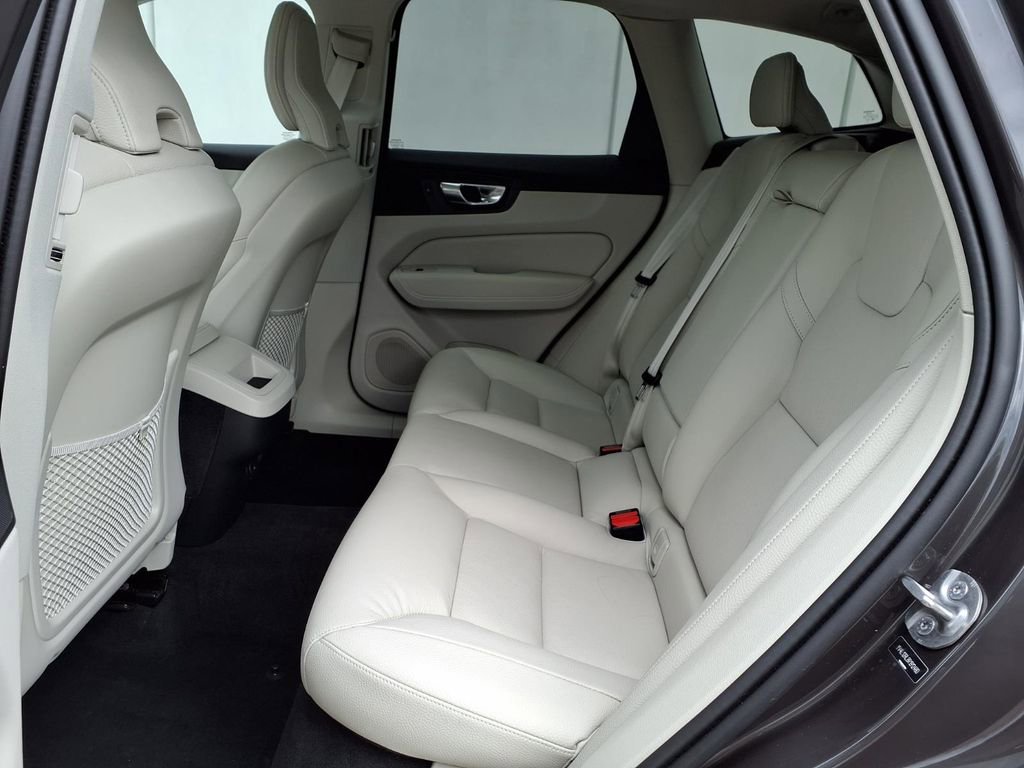Certified 2024 Volvo XC60 B5 Plus AWD/4WD image 8