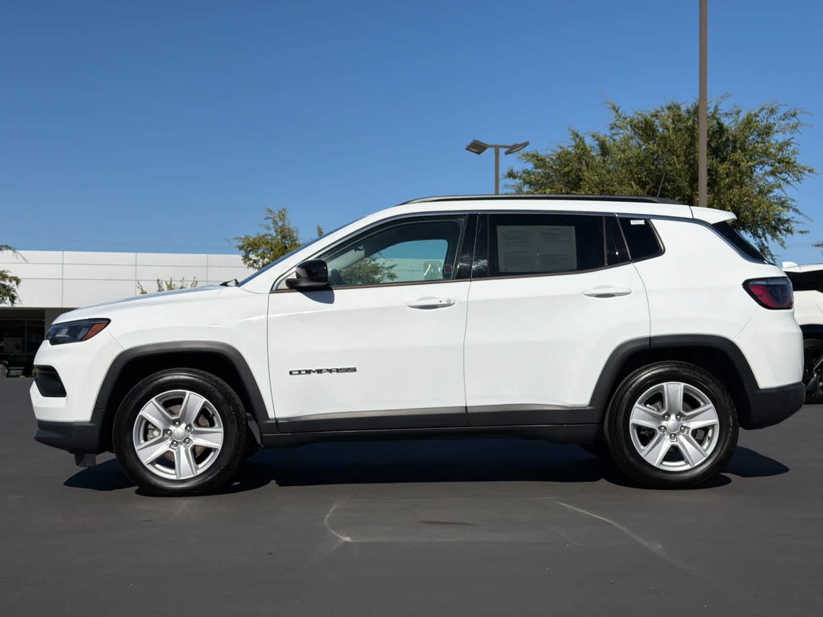 Used 2022 Jeep Compass Latitude w/ Sun and Sound Group FWD image 9
