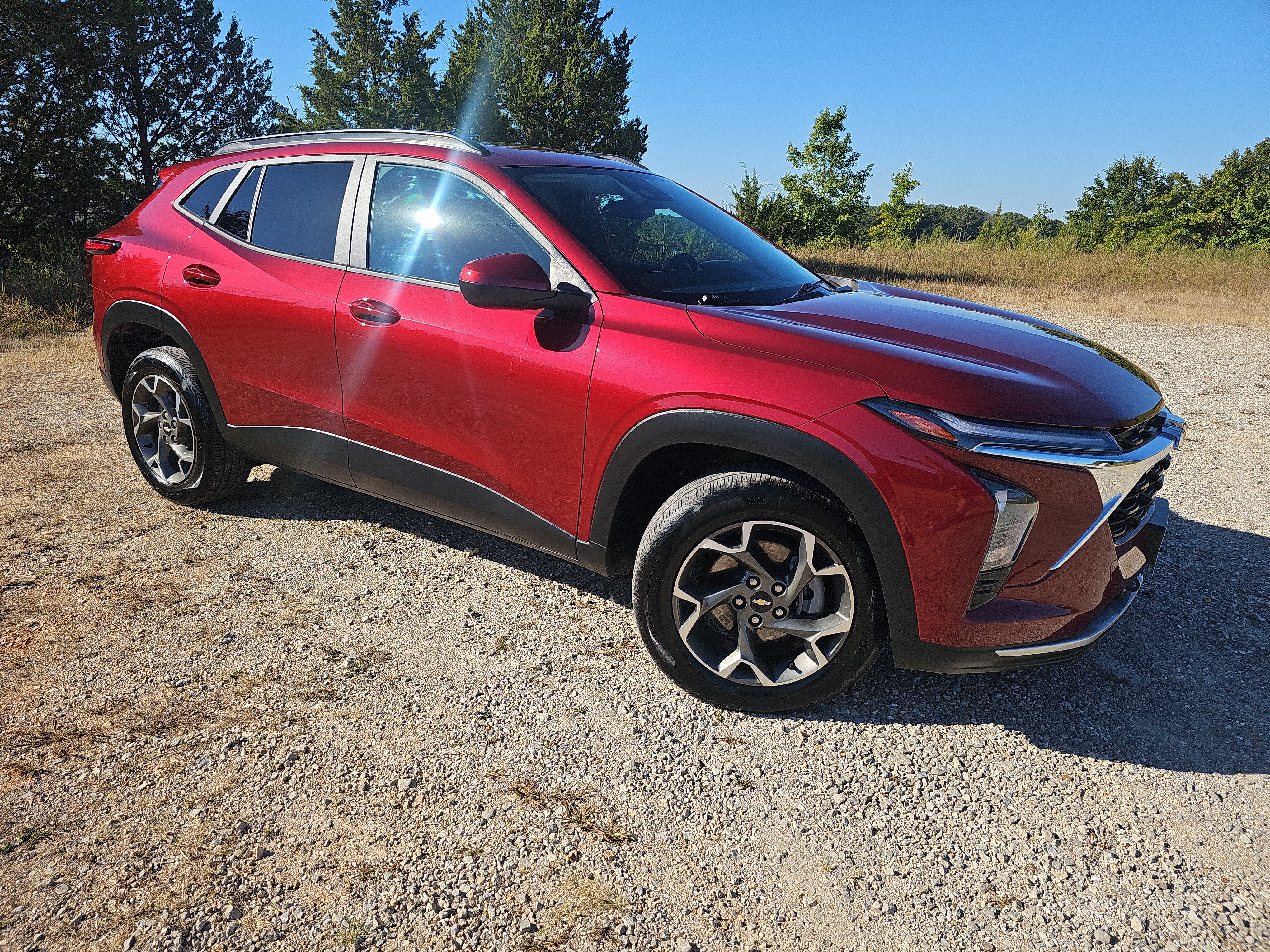 Used 2024 Chevrolet Trax LT w/ Sunroof Package FWD image 2